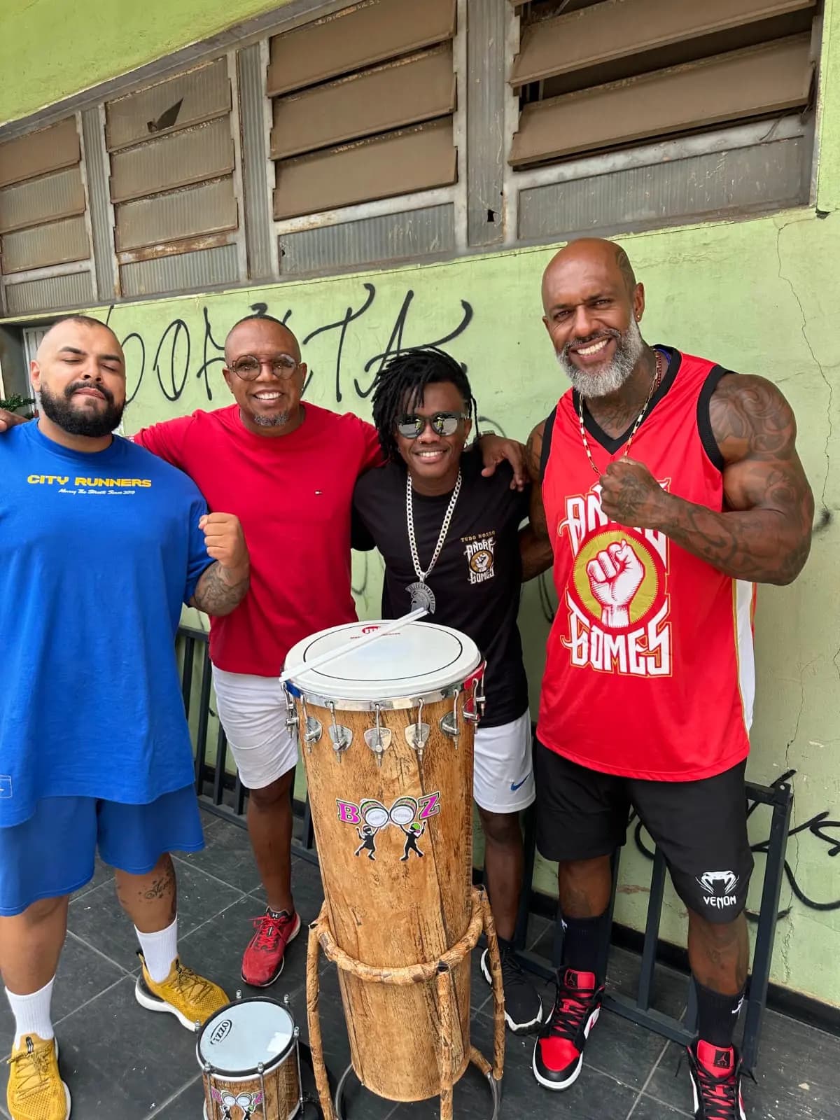 Lau de Paula em um encontro comunitário com instrumentos de percussão