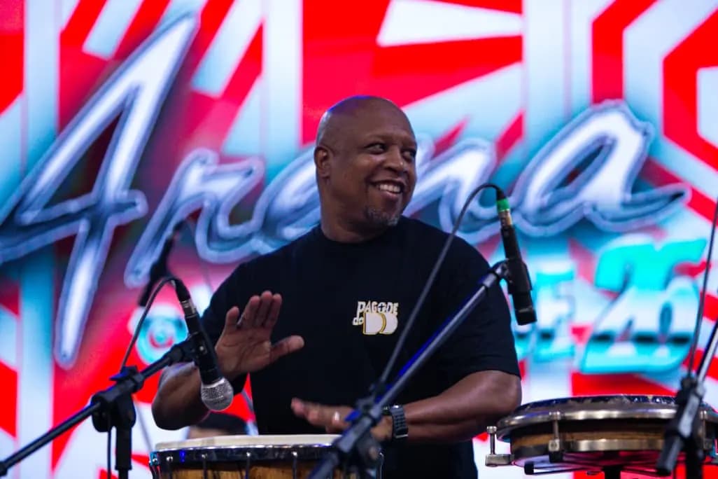 Lau de Paula tocando percussão em um palco